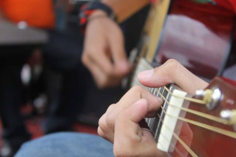 13 Effective Guitar Tips For Beginners [Best Ways To Start]