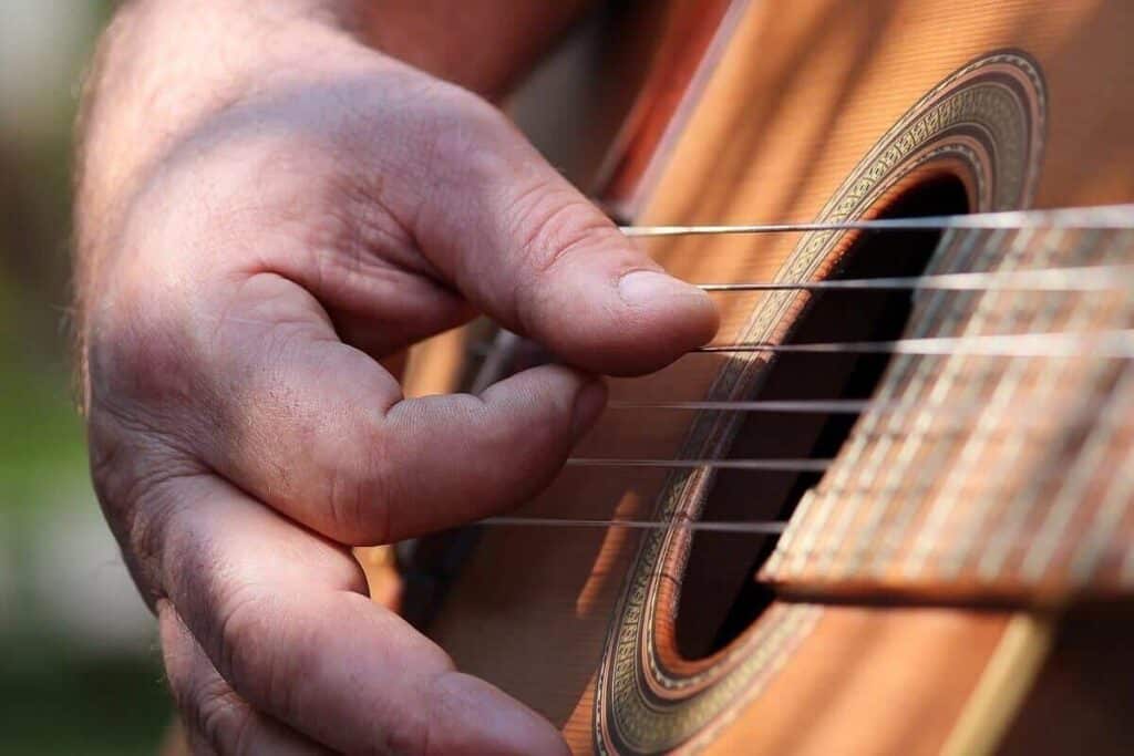 playing-guitar-with-short-fingers