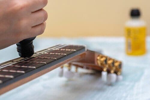 how to clean acoustic guitar strings