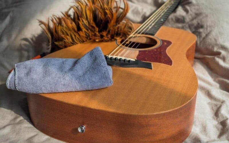 How-to-clean-acoustic-guitar