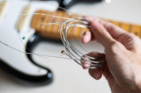 Change electric guitar strings