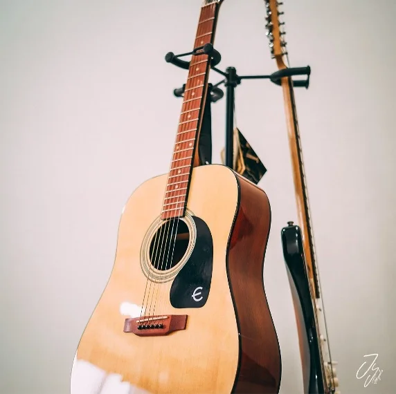 Spruce Top, Mahogany Body & Rosewood Bridge on epiphone dr-100