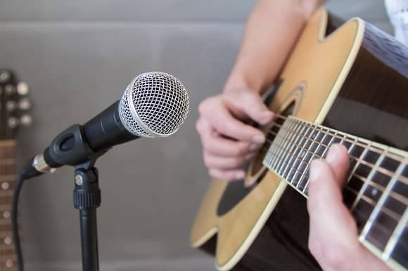 Acoustic-electric guitar differences: Microphone sound acoustically