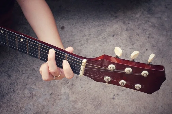 guitar neck hand positioning