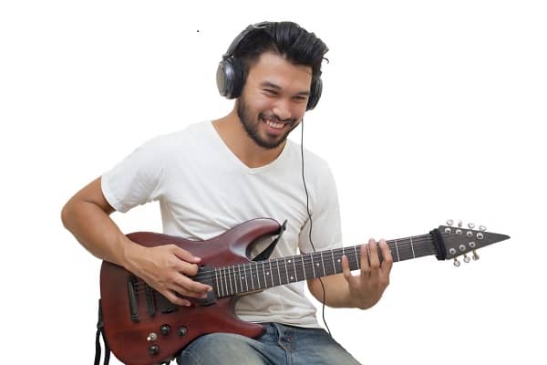 Practice guitar effectively with headphones